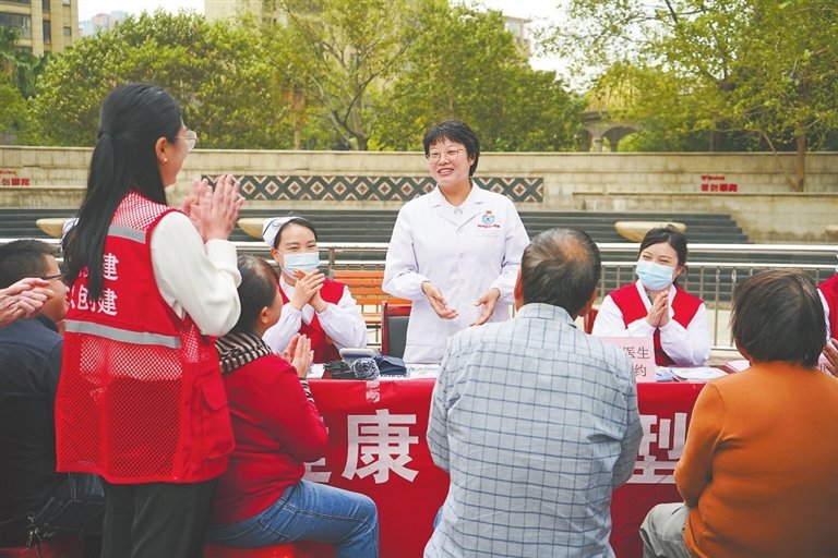 杨辉利向社区群众宣讲党的二十大精神。 通讯员 鄢飞飞摄