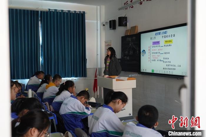 银川二中三十三中分校的学生上课中。　孙乐 摄
