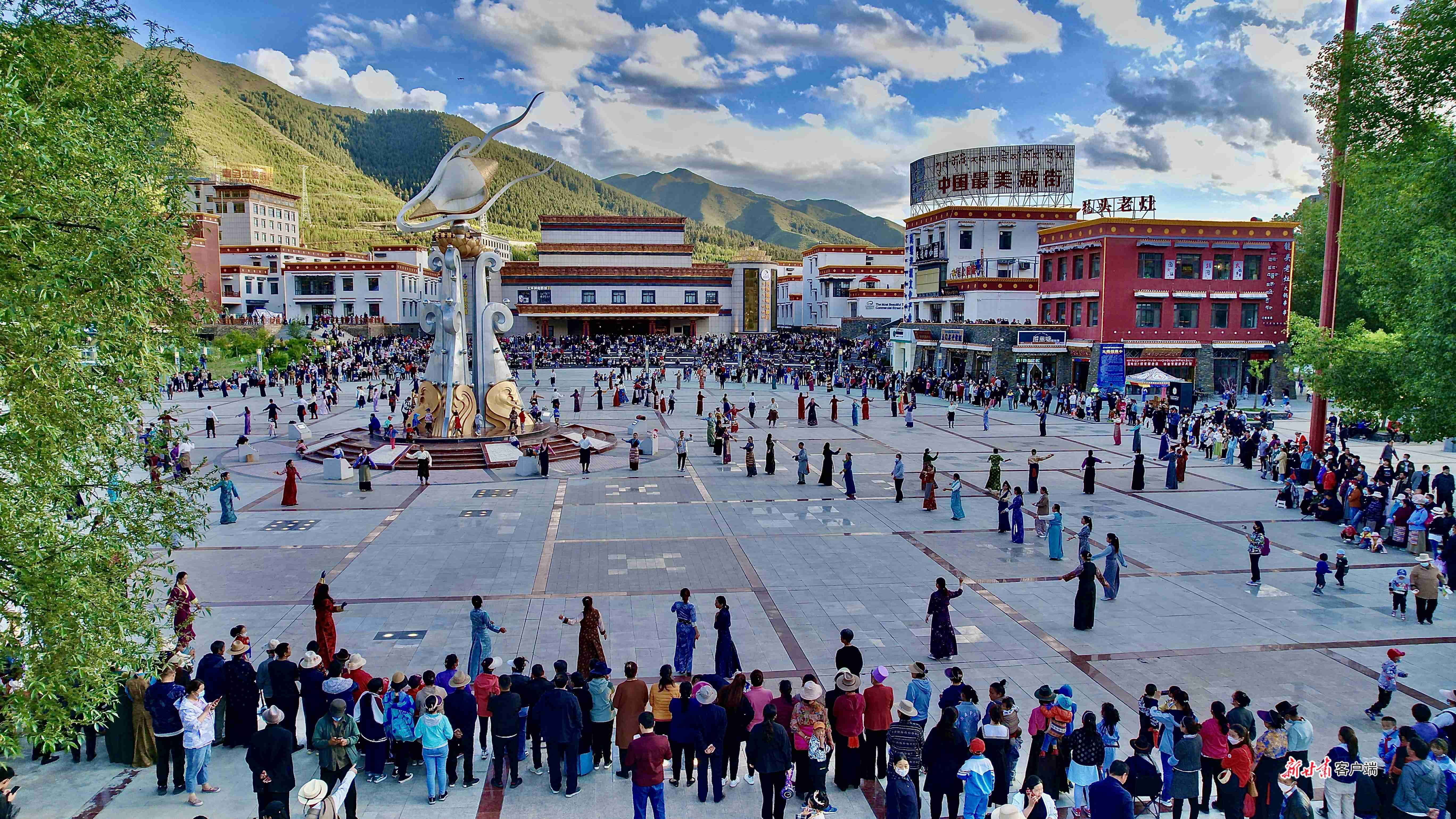 绿色掩映中的夏河县城 新甘肃&middot;甘肃日报记者 韦德占 摄