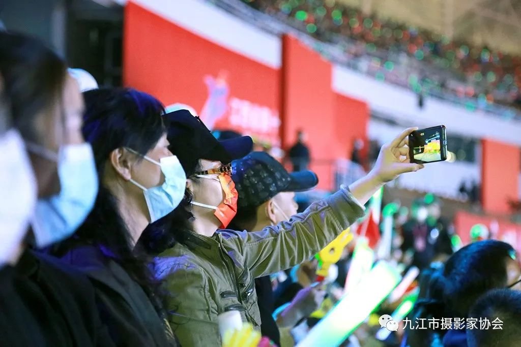 《记录盛会》 陈佳银 摄