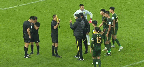 北京国安球员与裁判争论