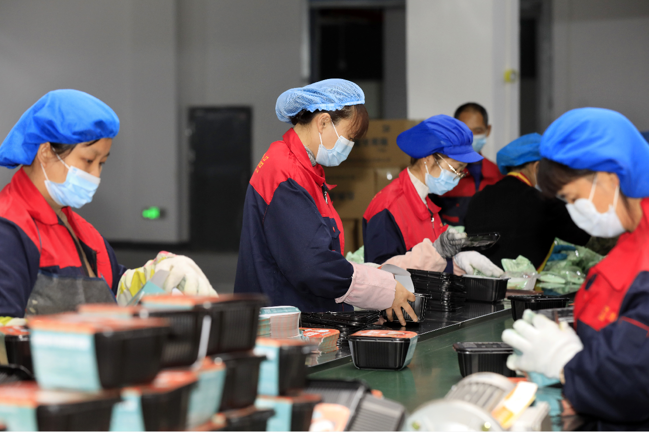 11月18，位于梁平高新区预制菜产业园的清爽（重庆）食品有限公司生产车间，工人在包装预制菜。通讯员向成国 摄