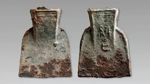 新干大墓出土大量青铜农具，商代三角形犁头为首次发现