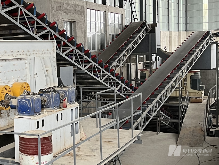 选矿厂的生产车间 图片来源:每经记者 于垚峰 摄