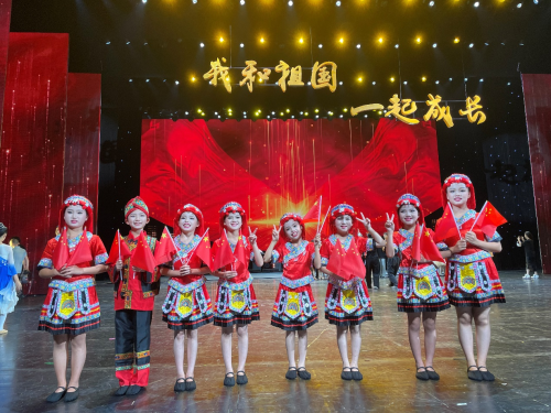 明园孩子登上国家大剧院的舞台进行表演