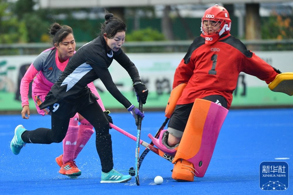 ↑甘肃队球员马小艳（中）在比赛中面对乐山队守门员陈樟梦芝射门