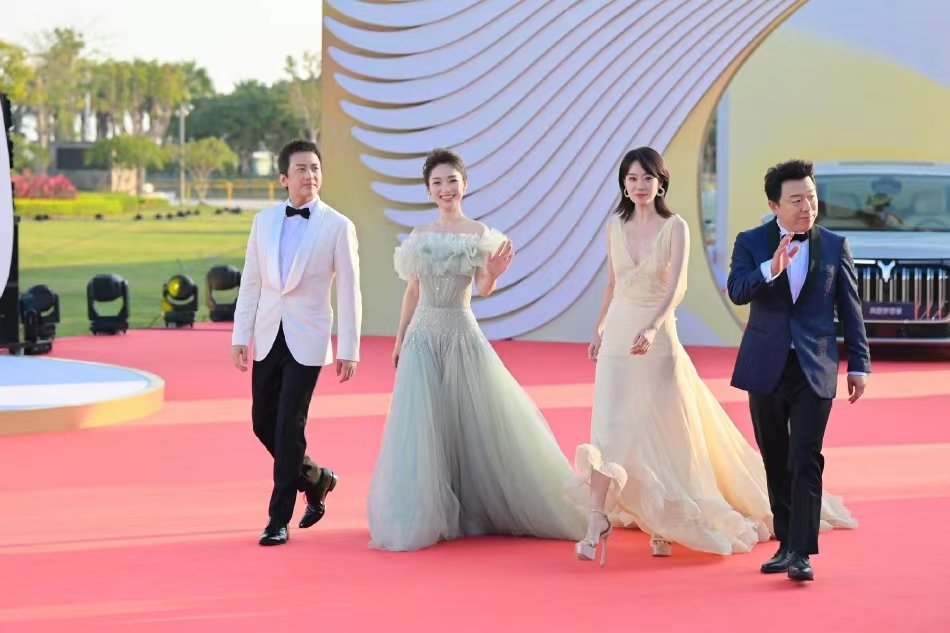 众明星亮相金鸡奖闭幕式红毯 花开烂漫