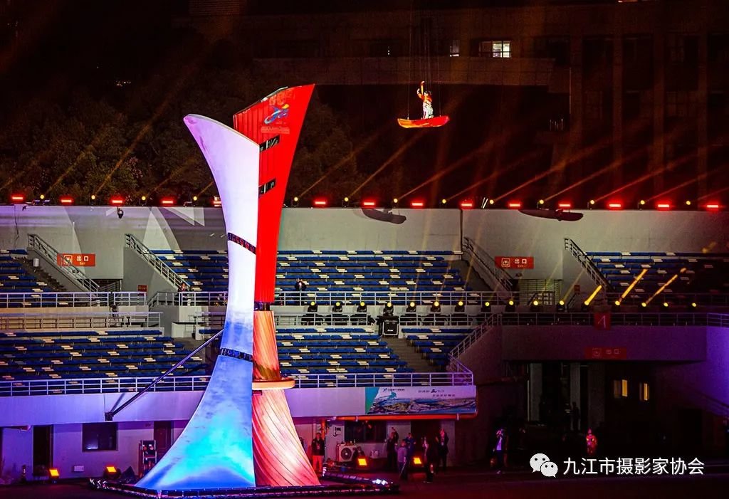 《点燃火炬》 胡遵武 摄