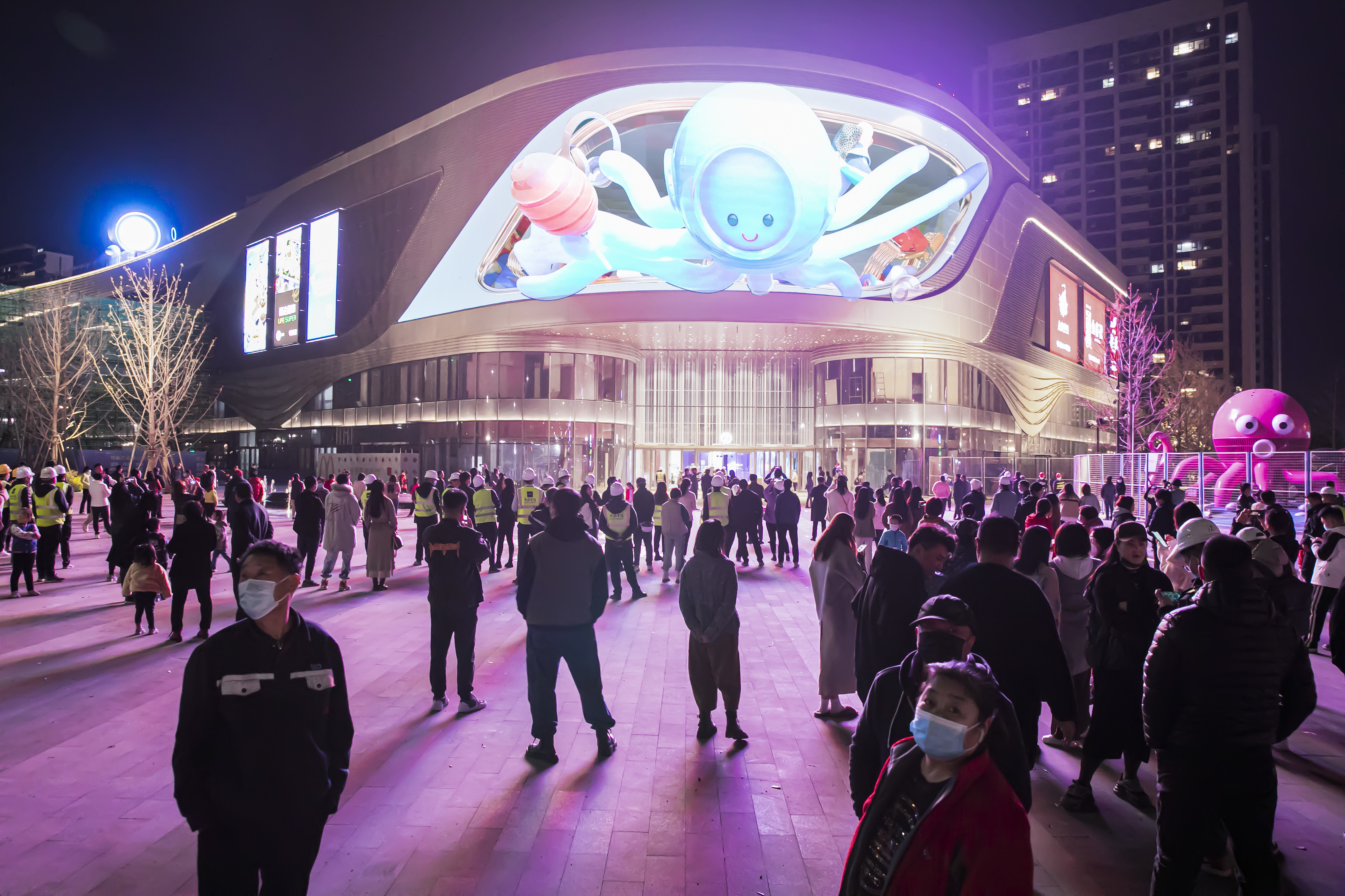 青岛金茂览秀城举行亮灯仪式裸眼3D数字艺术大屏亮相