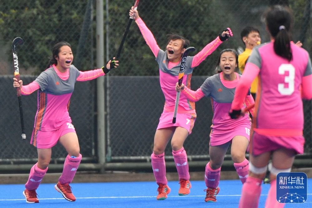 ↑乐山队球员钟欣、杨馨雨、唐露（从左至右）等在比赛中庆祝得分