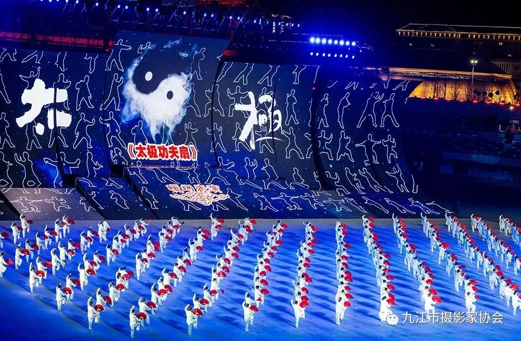 《太极功夫扇》 朱兰华 摄