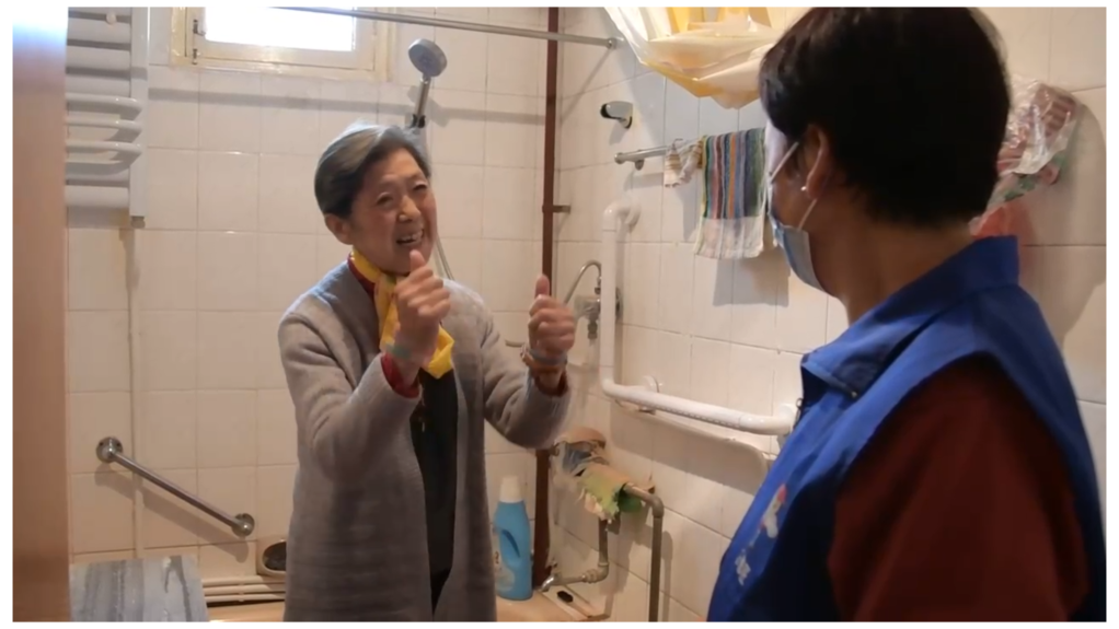 马爱华对西安市新城区西一路街道办的工作人员表示感谢.