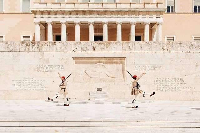 希腊雅典 像这些守卫在烈士墓的无名战士一样，迈向新的一周© Lonely Planet / hellopoe