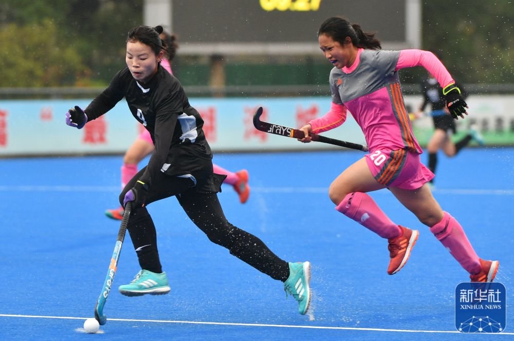 ↑甘肃队球员马小艳（左）在比赛中带球进攻