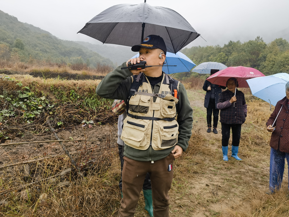 浙江临海:老人上山失踪 二十小时生死救援