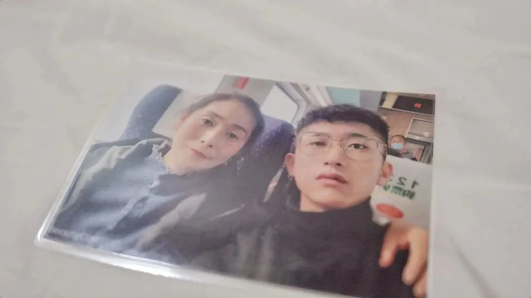 昌雨随身带的照片。图/局外人视频