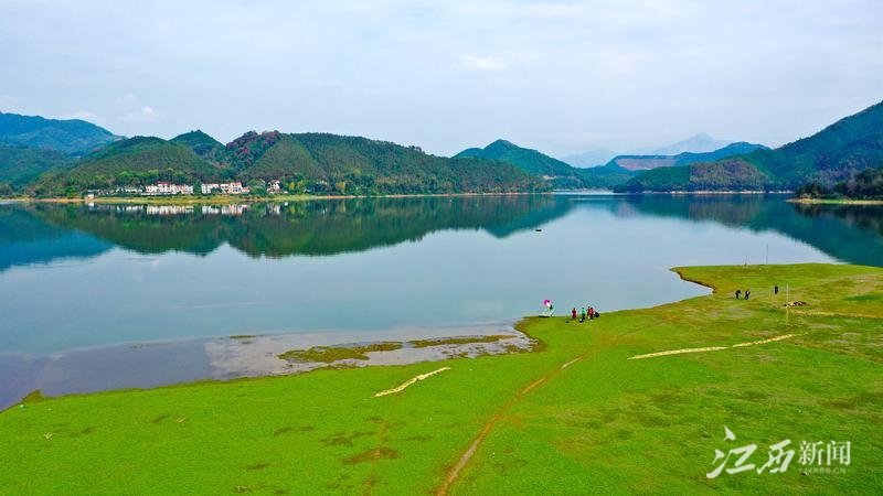 11月21日,大余县吉村镇游仙村,青山碧水,好似一幅山水画卷.