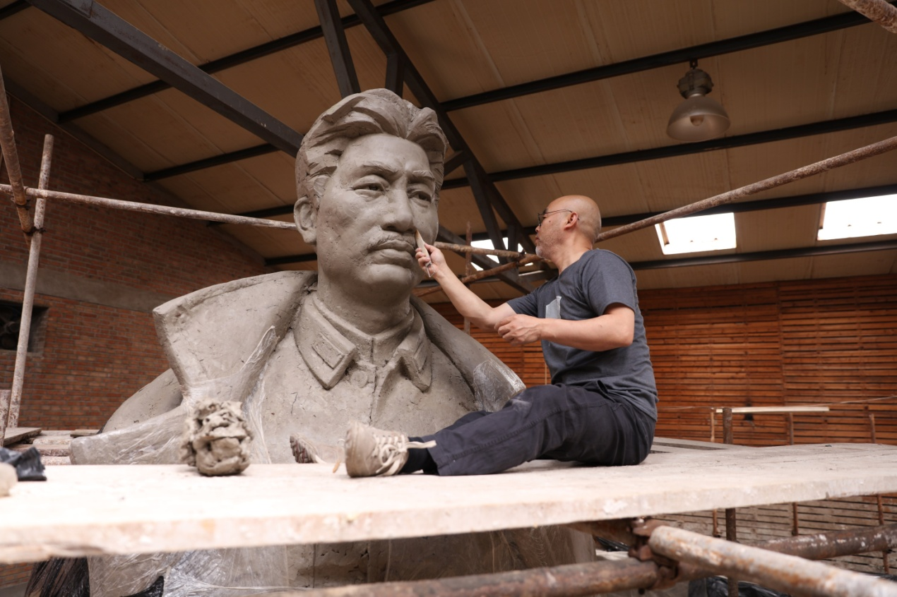 以信仰为魂,吕品昌教授数十年来完成的革命主题性雕塑作品遍布全国,如