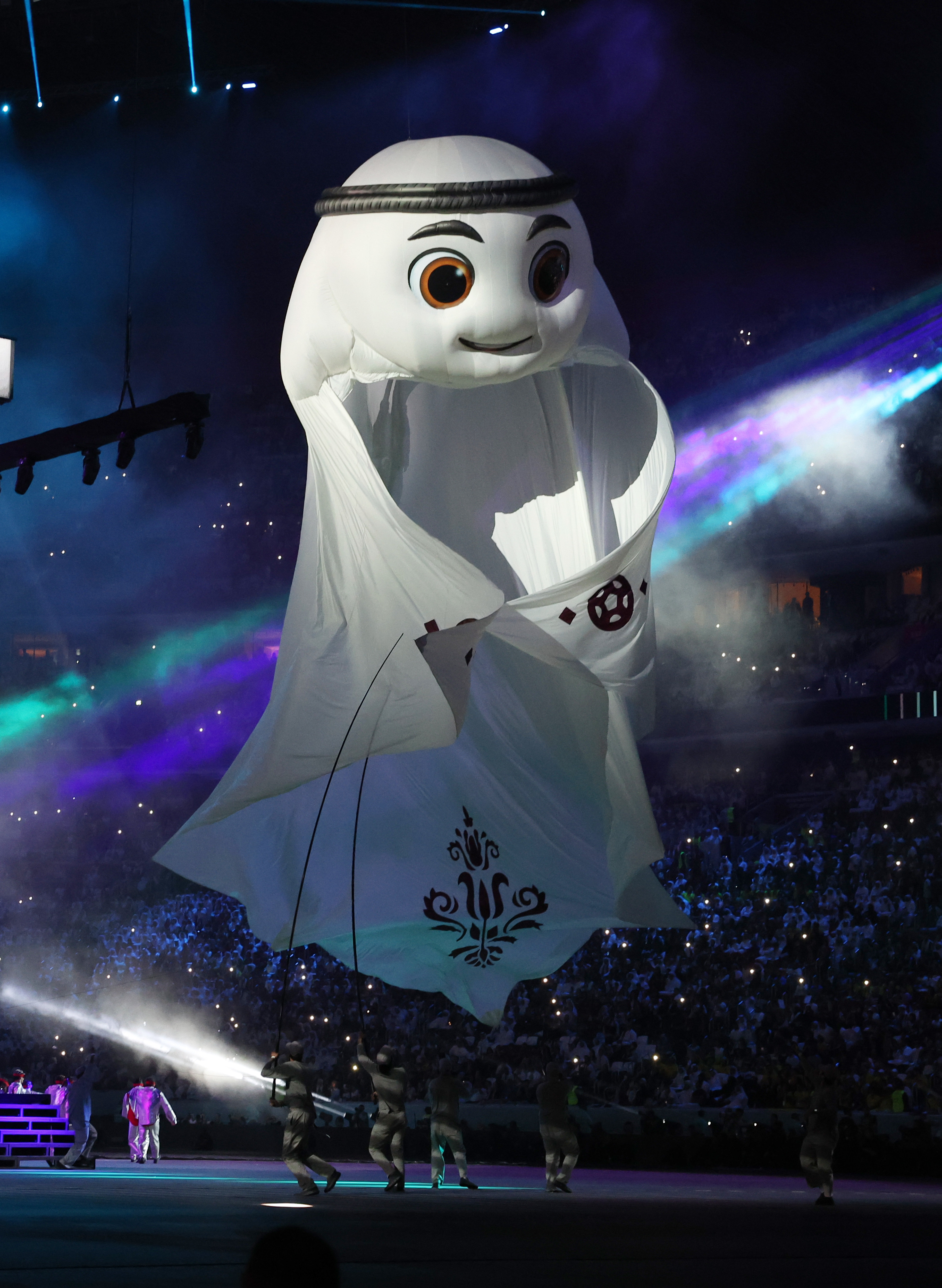 卡塔尔世界杯吉祥物出现在开幕式上