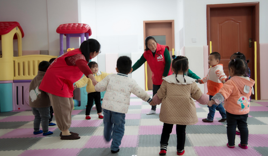 (养育师组织孩子开展互动活动)