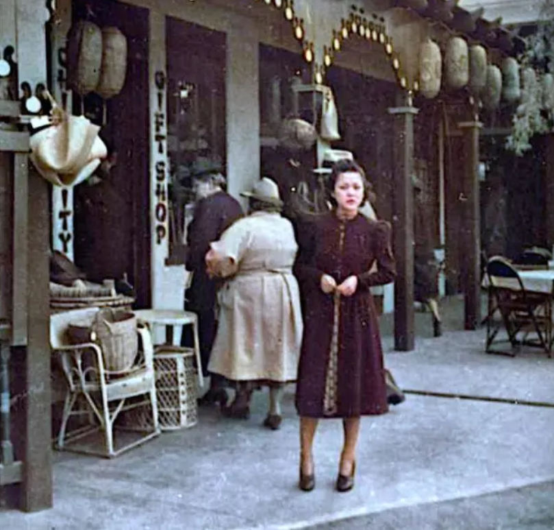 ▲1940年代的洛杉矶唐人街，穿着时髦的华人女子（图/网络）