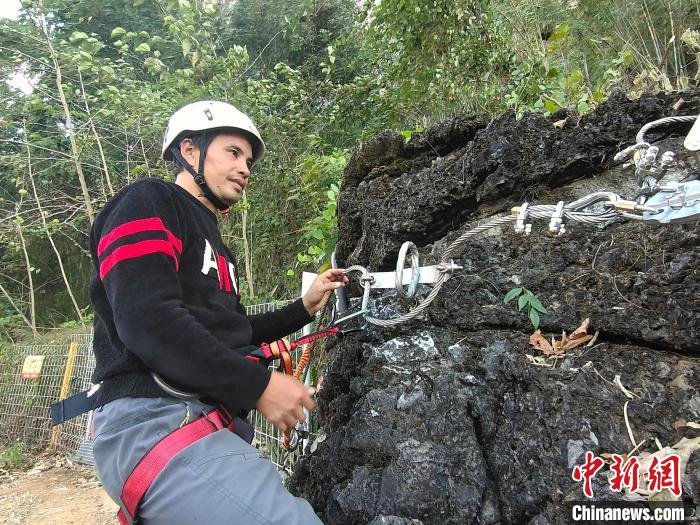 此前在外务工的梁方玲于2017年返乡做起了“三甲&middot;飞拉达空中公园”攀岩体验项目安全员。　黄艳梅 摄