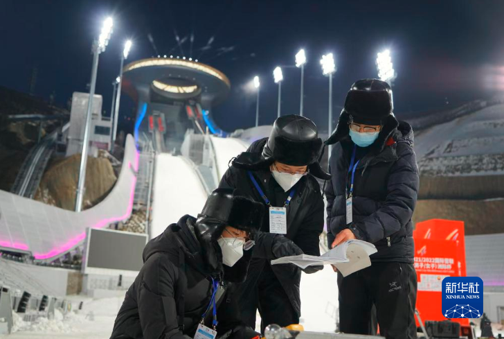 2022年2月，电力工作人员在张家口市崇礼区国家跳台滑雪中心场馆内检查电力设备运行情况。（受访单位供图）