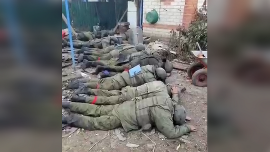 “乌士兵射杀俄战俘”视频，这是俄士兵向乌克兰军队投降的一个画面 图源：RT