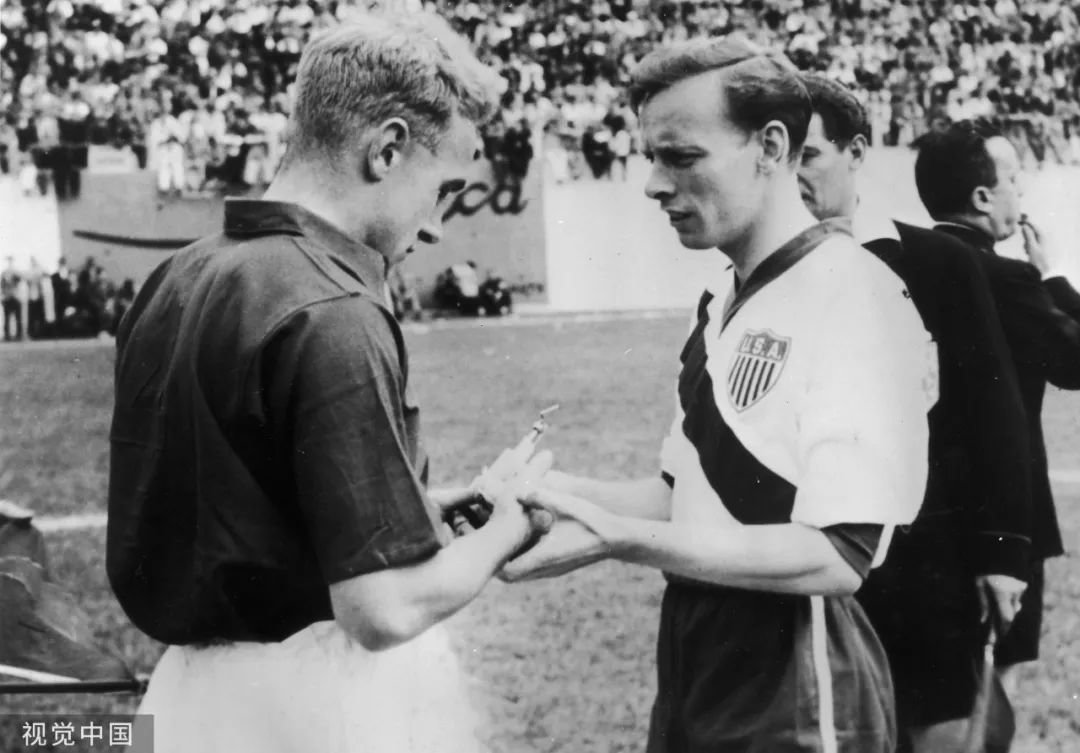 1950巴西世界杯，英格兰美国两队队长交换纪念品。