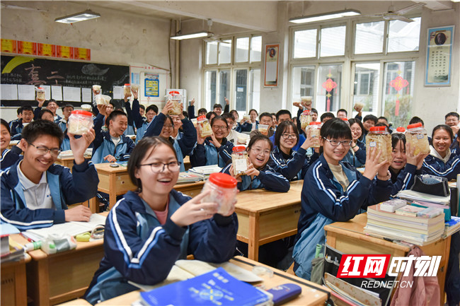 同学们展示自己制作的甜酒和泡菜。