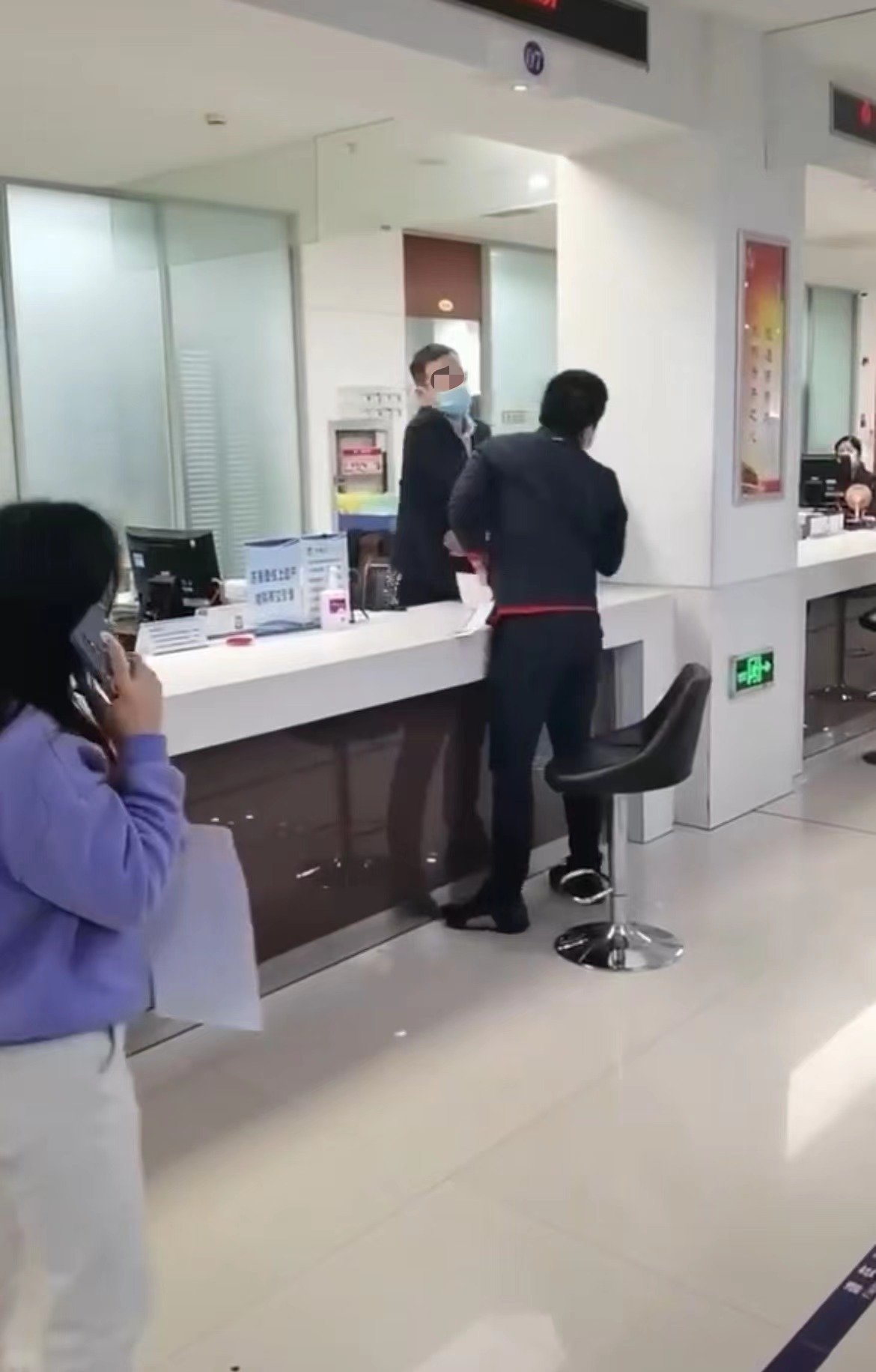 11月22日，江苏昆山市不动产登记中心窗口一名工作人员掌掴市民。图源网络视频截图
