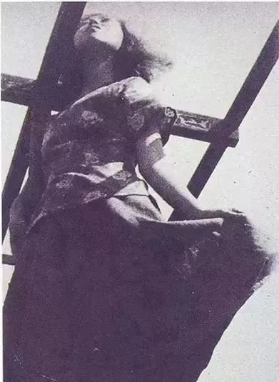 1944 年的张爱玲，好友炎樱给她在姑姑家拍的照片