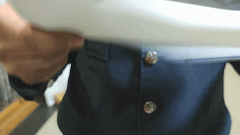 记者演示笔刀能轻易扎透20张A4纸。新京报记者 慕宏举 制作