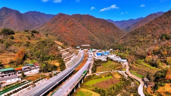 宁石高速秋景如画。