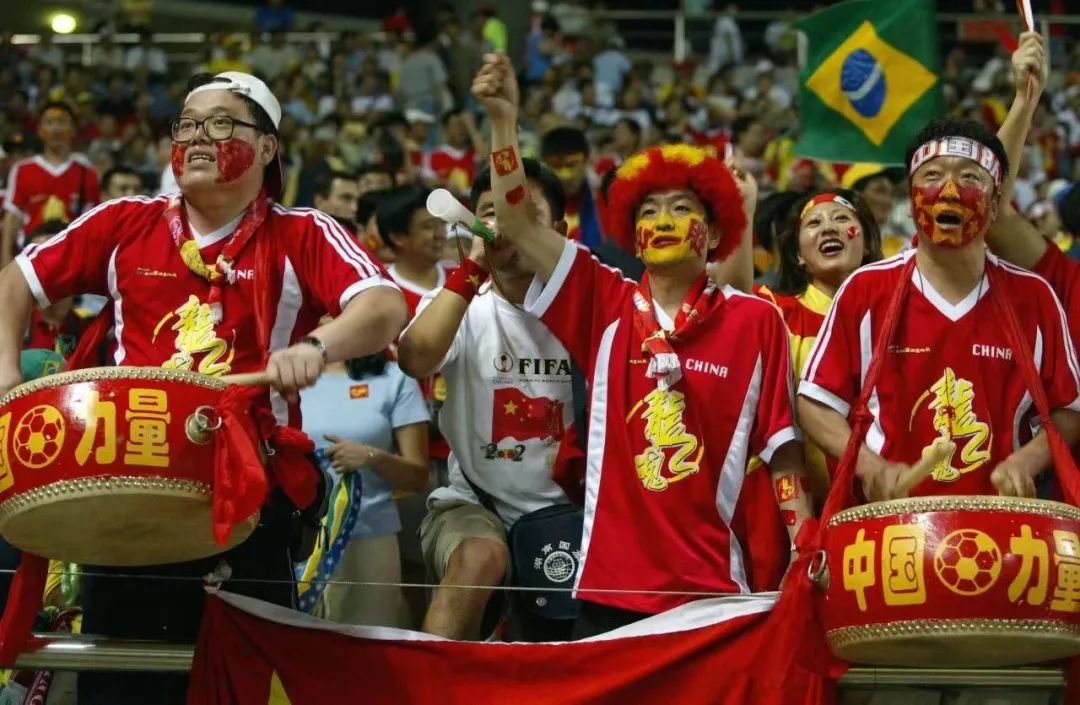 2002年，中国男足首闯世界杯。图为中国队观众粉丝在场外加油打气