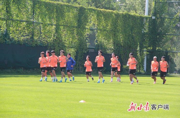 正在认真训练的泾川文汇队员