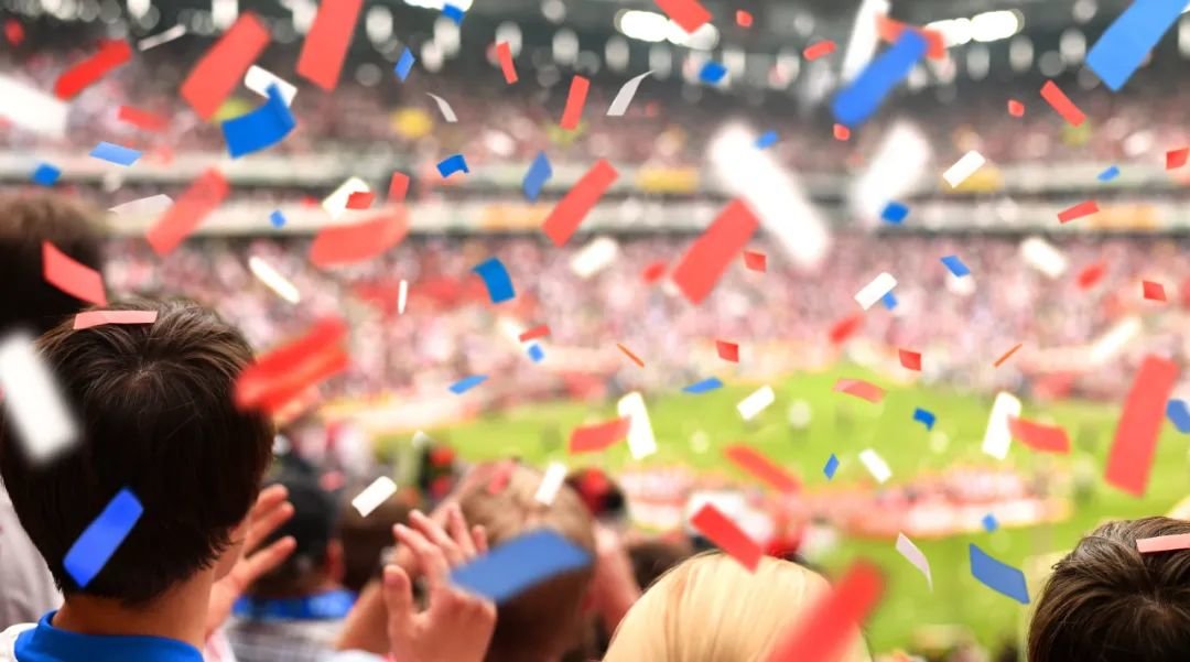 2018年俄罗斯世界杯，萨马拉体育场里飘扬着五彩的纸带。/图虫创意