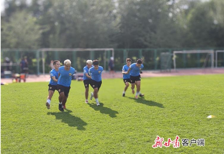 正在认真训练的泾川文汇队员