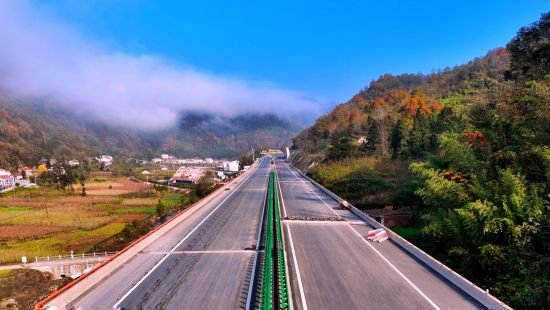 宁石高速秋景如画。