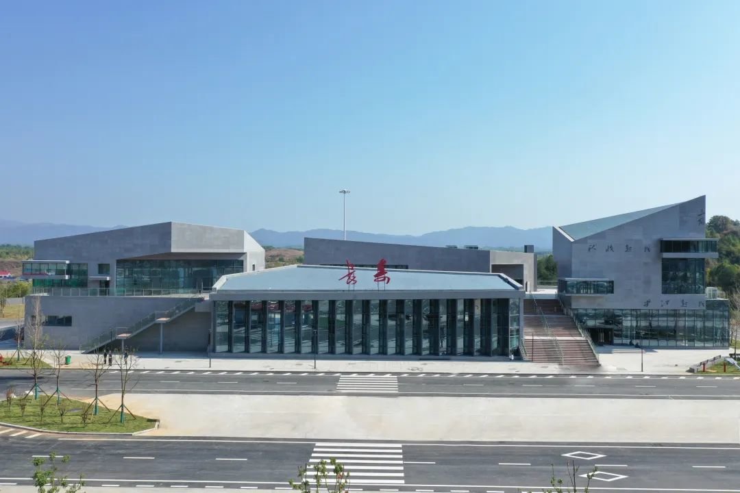 平益高速长寿红色主题服务区。