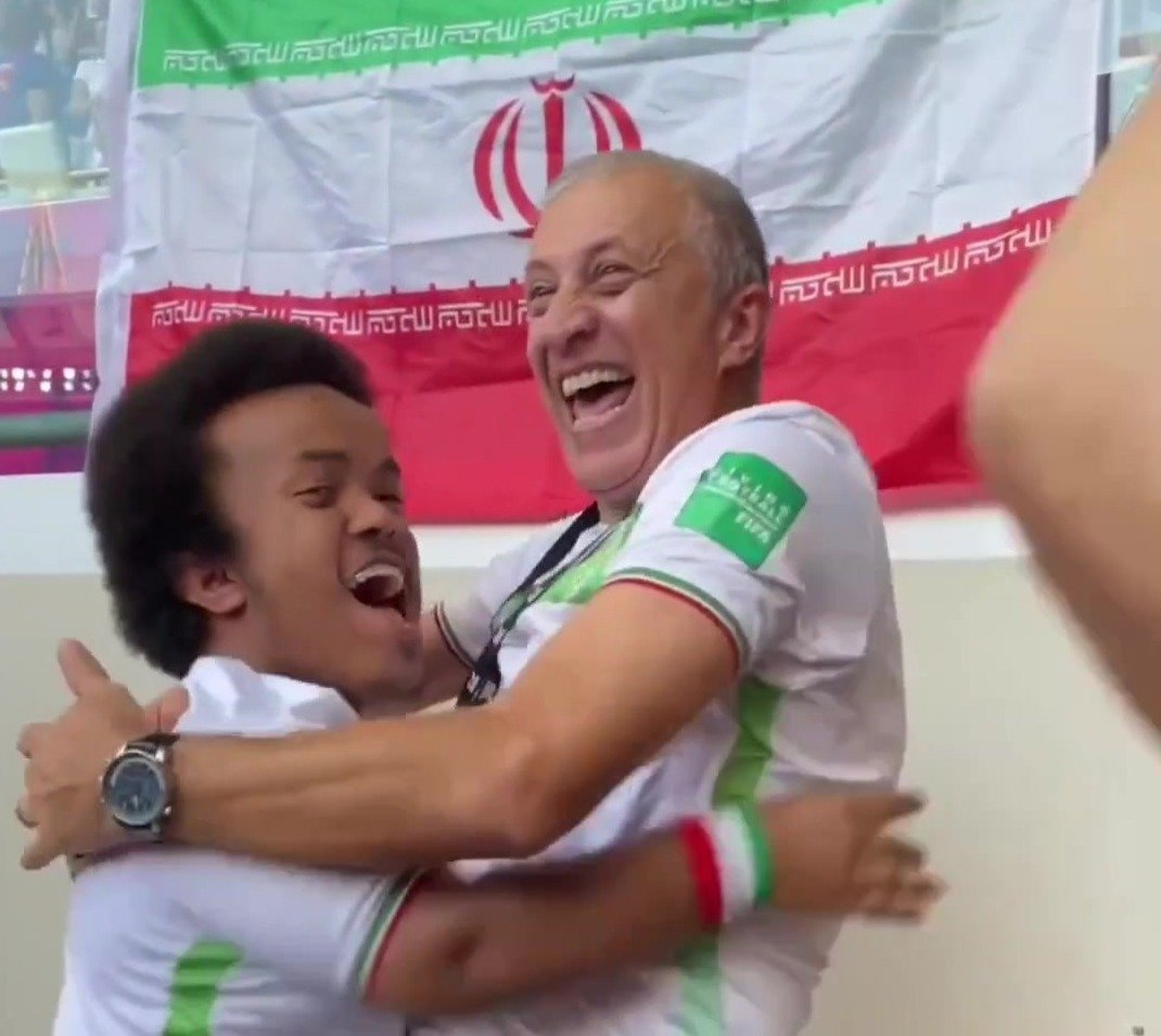 看到绝杀后的伊朗球迷 这一刻他们是最幸福的人