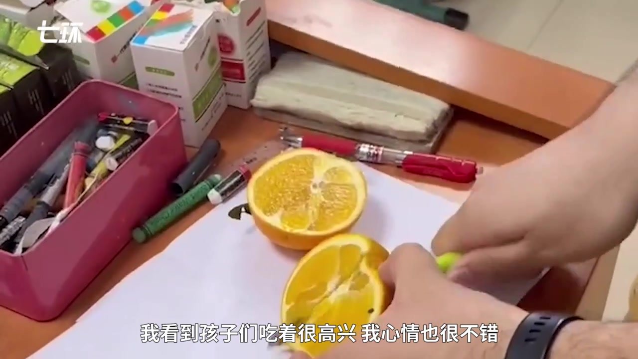 学生考试有进步，高三班主任为全班发橙子奖励