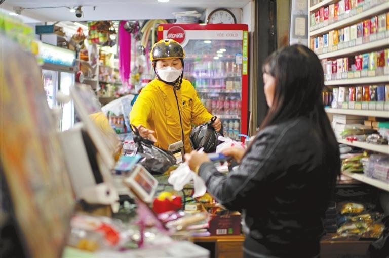 骑手李小伟取订单 奔流新闻&middot;兰州晨报通讯员 周苗 摄