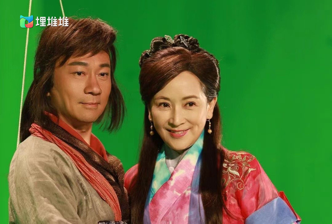 剧中黎耀祥、龚慈恩古装扮相。