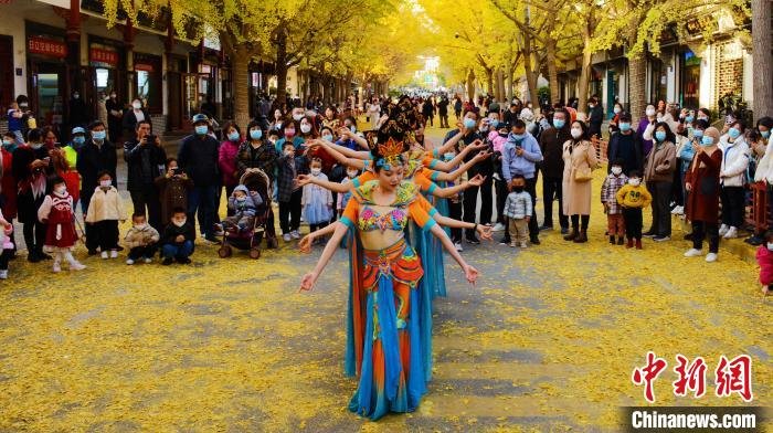 图为秦州区文旅局组织的舞蹈队带来的舞蹈《丝路》。　秦州区委宣布供图