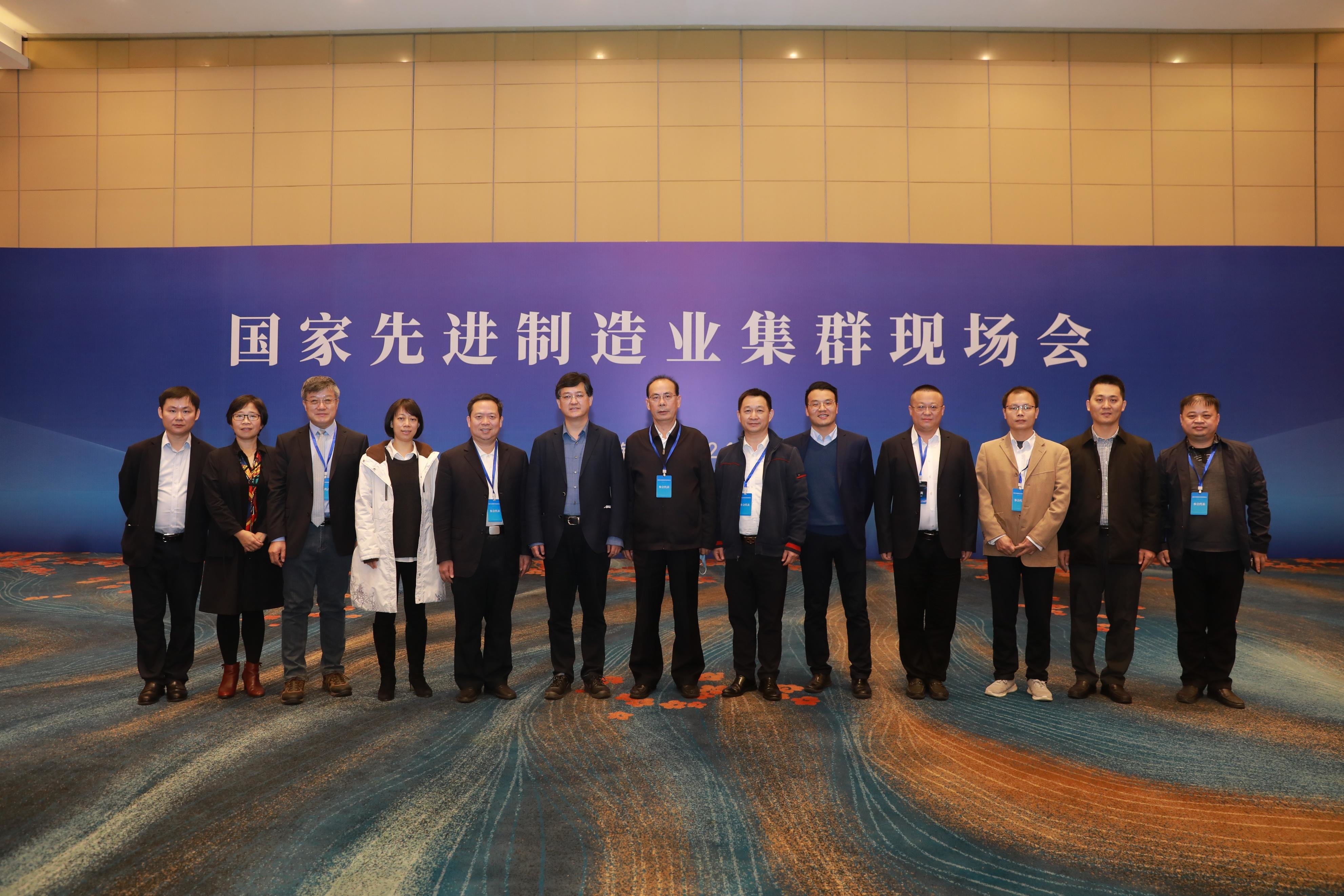 11月24日，工业和信息化部在江苏无锡召开国家先进制造业集群现场会，公布45个国家先进制造业集群名单。长沙市新一代自主安全计算系统集群作为第三轮先进制造业集群决赛的优胜者之一，其促进机构杨一艺主任（左五）作为集群代表参会，见证长沙市新一代自主安全计算系统集群正式进入“国家队”。
