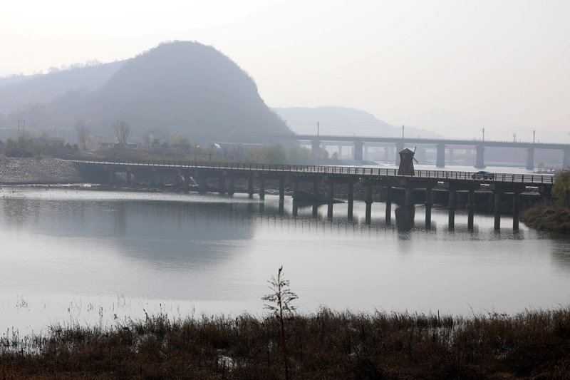 这是11月19日在河北省石家庄市井陉县拍摄的绵河沿岸景色。新华社记者 骆学峰 摄