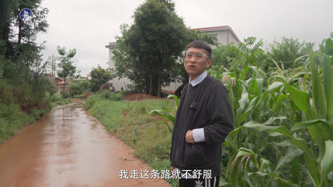 重返案发现场的昌雨。图/局外人视频