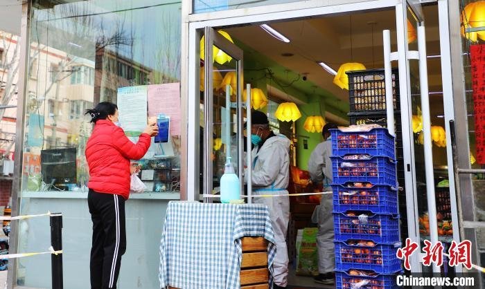 图为市民无接触支付。 张林虎 摄