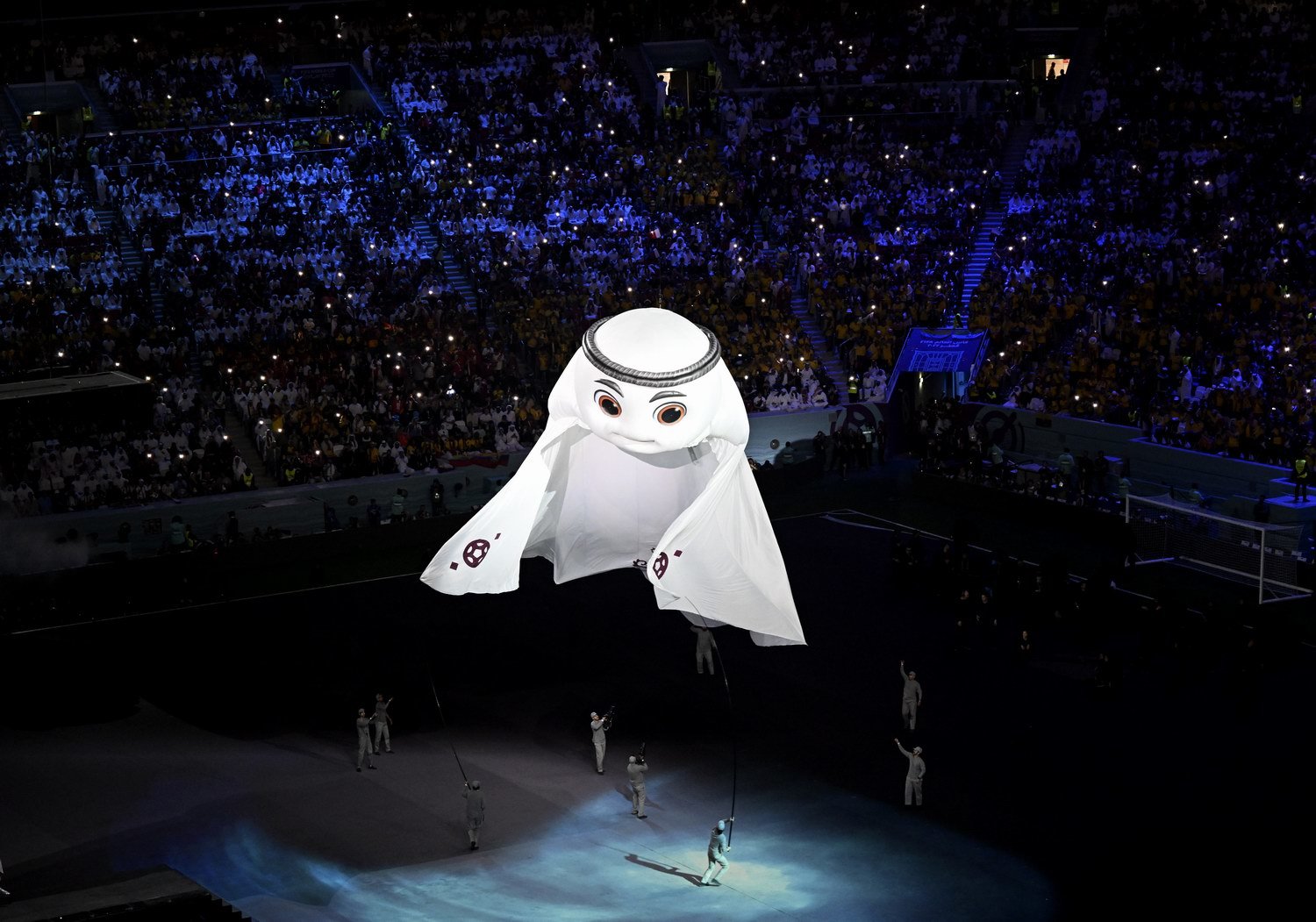 11月20日，卡塔尔世界杯吉祥物出现在开幕式上。 新华社 图